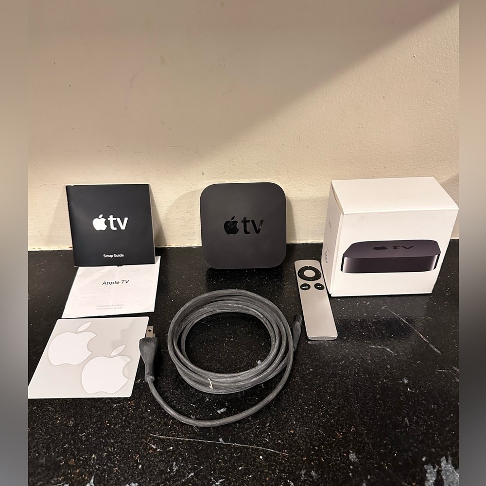 Apple TV 2nd Gen Model A1378 With Remote MC572LL/A Black